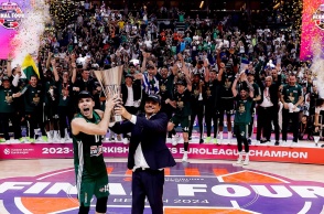 Πανηγυρισμοί με την κούπα μετά τη νίκη του Παναθηναϊκού στην Euroleague