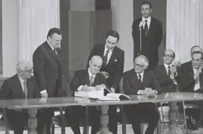 45 χρόνια από την υπογραφή της Συνθήκης Ένταξης της Ελλάδας στην τότε ΕΟΚ - Το μήνυμα του Νίκου Δένδια: Κορυφαία επιλογή του Κωνσταντίνου Καραμανλή