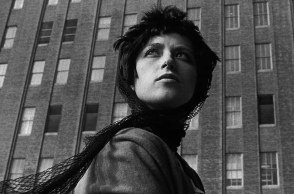 Η Cindy Sherman επιλέγει 2 ταινίες για να προβληθούν στο Κυκλαδικής, σε διάλογο με τις φωτογραφίες της