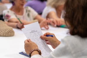 Γυναίκα με τα χαρτιά για το Bingo για τις Ευρωεκλογές 2024 ανά χείρας