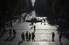 Οι σκιές πολιτών στο κέντρο της Αθήνας