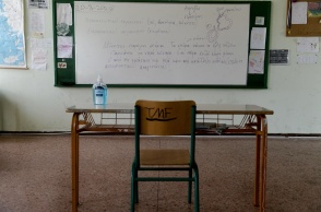 Θρανίο και καρέκλα μπροστά από τον πίνακα σε σχολική αίθουσα