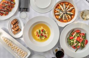 Τα εστιατόρια που αποθεώνουν την ελληνική κουζίνα