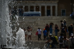 Πολίτες στο Σύνταγμα ενώ επικρατούν υψηλές θερμοκρασίες
