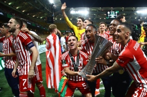 Οι παίκτες του Ολυμπιακού πανηγυρίζουν την κατάκτηση του Conference League