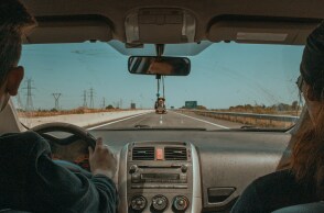 Άτομα σε αυτοκίνητο κατευθύνονται με αυτοκίνητο σε περιοχή του Έβρου