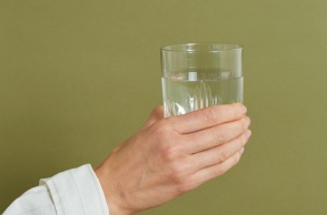 Χέρι που κρατά ποτήρι με νερό