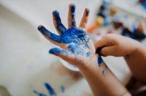 Χεράκι παιδιού βαμμένο με μπλε μπογιά