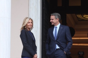 Ο Κυριάκος Μητσοτάκης κοιτά τη σύζυγό του, Μαρέβα Γκραμπόφσκι Μητσοτάκη
