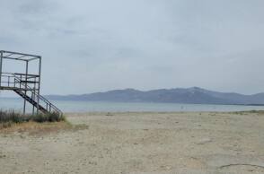 Η παραλία του Σχινιά - Στα 150 μέτρα από την ακτή βρέθηκε το πτώμα