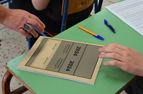 Τετράδιο απαντήσεων των Πανελληνίων 2024 σε θρανίο