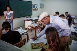 Υποψήφιοι των Πανελληνίων 2024 μέσα στην αίθουσα εξετάσεων