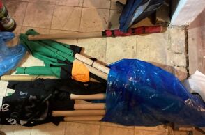 ΕΛΑΣ: Κράνη, κοντάρια και αντιασφυξιογόνες μάσκες βρέθηκαν κατά τις σημερινές επιχειρήσεις στα υπό κατάληψη κτίρια σε Εξάρχεια και Άγιο Παντελεήμονα.