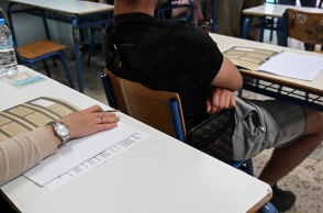 Υποψήφιοι των Πανελληνίων στις θέσεις τους αναμένουν τα θέματα