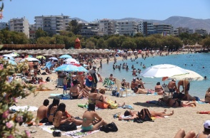 Λουόμενοι επιλέγουν εξόρμηση στη θάλασσα και ηλιοθεραπεία στην ακτή