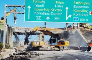 Ισθμός: Κατεδαφίζεται η γέφυρα μετά την ανατροπή του βυτιοφόρου