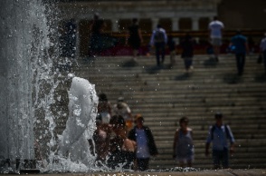 Συντριβάνι στο Σύνταγμα και πίσω πολίτες που περπατούν υπό ζέστη