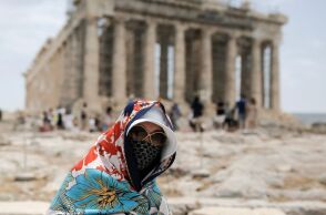 Καύσωνας στην Ελλάδα: Φωτογραφίες από το κέντρο της Αθήνας και της Θεσσαλονίκης - Κορυφώνεται το κύμα ζέστης - Η καθημερινότητα με τον υδράργυρο στα ύψη.