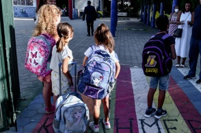 Μαθητές με τις τσάντες τους στην πλάτη στο προαύλιο του σχολείου