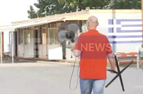 Άνδρας μεταφέρει ανεμιστήρα σε σχολείο στη Θεσσαλονίκη