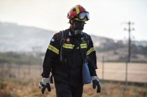 Πυροσβέστης επιχειρεί σε πυρκαγιά
