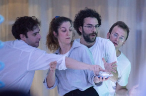 Όλοι κοιτούν το σαπούνι. Από αριστερά: Αναστάσης Γεωργούλας, Αρετή Πολυμενίδη, Δημήτρης Λώλης, Κωνσταντίνος Μαυρόπουλος. © Γιώργος Μάνος