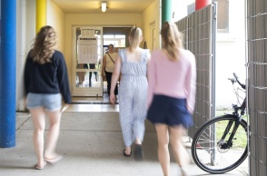 Νέοι προσέρχονται στις κάλπες για να ψηφίσουν στις Ευρωεκλογές 2024