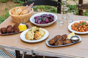 Αυλή: Για νόστιμους μεζέδες και παρεΐστικη διάθεση