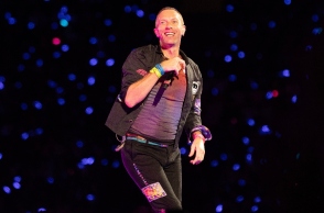 Colplay: Γιατί κάποιοι γκρινιάζουν για τα βραχιολάκια του συγκροτήματος;