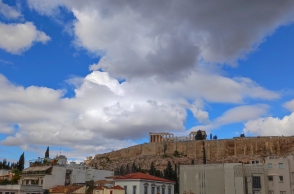 Καιρός σήμερα: Ζέστη και τοπικές βροχές την Κυριακή