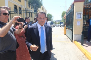 Ο Απόστολος Λύτρας έξω από τα δικαστήρια όπου ομολόγησε τον ξυλοδαρμό της συζύγου του