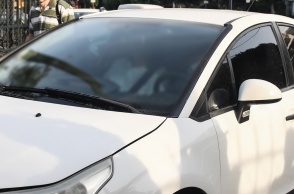 Ο δικηγόρος μέσα στο αυτοκίνητό του μεταβαίνει για απολογία