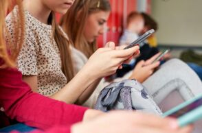 Έρευνα: Οι πολίτες, ιδίως οι νέοι, αναζητούν ειδήσεις περισσότερο μέσω διαδικτυακών βίντεο και ινφλουένσερ παρά μέσω των παραδοσιακών ΜΜΕ.