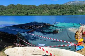 Λίμνη Ζηρού: Επέμβαση και απομάκρυνση παράνομων κατασκευών - Συντονισμένη επιχείρηση υπουργείου Οικονομικών, Δασαρχείου και ΕΛΑΣ μετά από καταγγελία πολιτών.