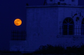 Πανσέληνος Ιουνίου 2024 ή «φεγγάρι της φράουλας» πίσω από ναό