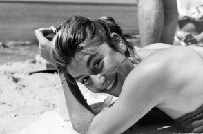 Όλη η φινέτσα και το μυστήριο της Ανούκ Εμέ 