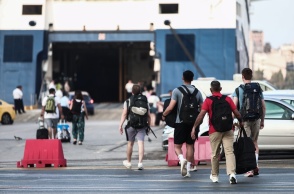 Λουόμενοι κάνουν ηλιοθεραπεία σε παραλία