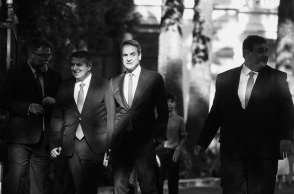 Ο Κυριάκος Μητσοτάκης εξέρχεται από το Μέγαρο Μαξίμου με τον υπουργό Εσωτερικών, Θοδωρή Λιβάνιο