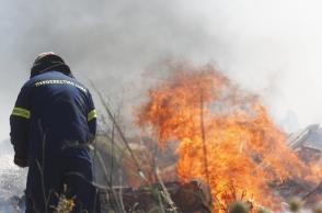 Φωτιά στη Βάρη Κορωπίου: Ζημιές σε σπίτια και επιχειρήσεις 