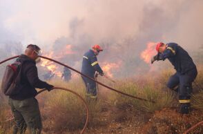 Πυροσβέστες επιχειρούν σε πυρκαγιά