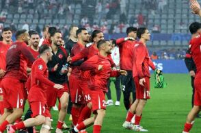 Οι Τούρκοι διεθνείς πανηγυρίζουν την πρώτη τους νίκη στο Euro 2024