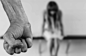 Φλωρίδης για ενδοοικογενειακή βία: Ηλεκτρονική επιτήρηση με βραχιολάκι