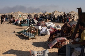 Ισραήλ: Σφυροκοπά καταυλισμούς προσφύγων στη Γάζα