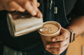 Μπαρίστα φτιάχνει καφέ σε συσκευασία take away