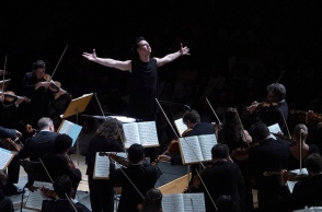 O Θεόδωρος Κουρεντζής και η ορχήστρα Utopia