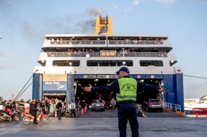 Αγίου Πνεύματος 2024: Φεύγουν με πλοία για το τριήμερο 