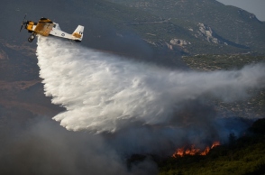 Αεροπλάνο επιχειρεί σε φωτιά