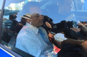 Ο Απόστολος Λύτρας μέσα στο όχημα που τον μετέφερε στις φυλακές Κορυδαλλού