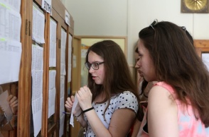 Υποψήφιοι των Πανελληνίων έξω από σχολείο για την ανακοίνωση των βαθμολογιών