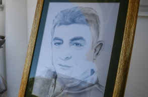 Σκίτσο του Γιώργου Καραϊβάζ σε κορνίζα στην κηδεία του